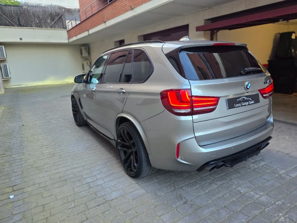 BMW X5 M gris, tres cuartos trasero derecho
