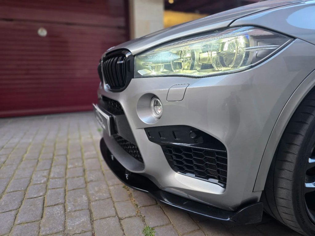 Frontal del X5 M con faros LED y lip Maxton