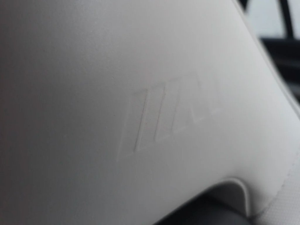 Logotipo M grabado en el respaldo